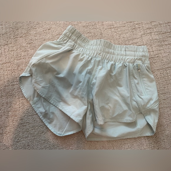 Lululemon size 6, low rise shorts. Mint green / light green excellent condition - Picture 1 of 13